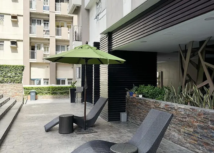 Top-floor In Makati With Views Good For 2-3 Pax *