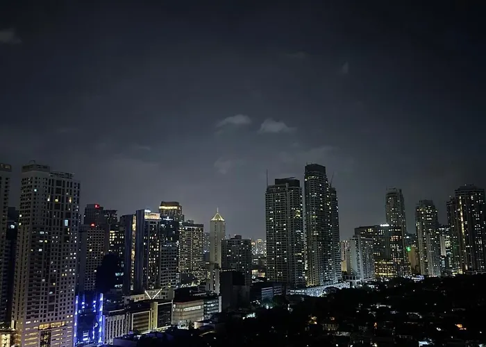 Top-floor In Makati With Views Good For 2-3 Pax * Manila