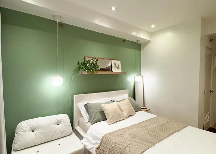 Apartment Top-floor In Makati With Views Good For 2-3 Pax *