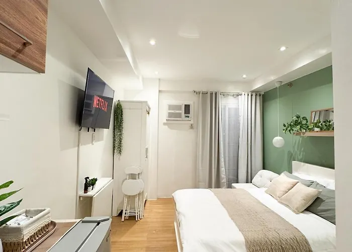 Top-floor In Makati With Views Good For 2-3 Pax *