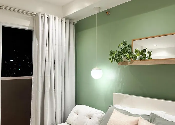 Apartment Top-floor In Makati With Views Good For 2-3 Pax *